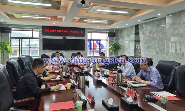 鎢協(xié)會(huì)長(zhǎng)到長(zhǎng)沙科研單位、高校及企業(yè)調(diào)研圖片