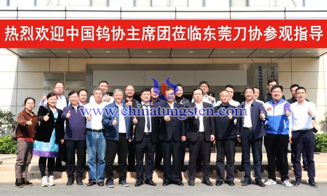 與會(huì)代表到東莞市數(shù)控刀具行業(yè)協(xié)會(huì)座談交流，并參觀國家模具產(chǎn)品質(zhì)量監(jiān)督檢驗(yàn)中心